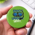 Pin Buttons Quetos “Enjoy Under Water” Size 58mm Pin Buttons Quetos “Enjoy Under Water” Size 58mm